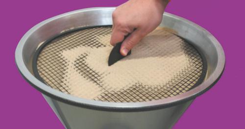 Staande asbak in zandlopervorm