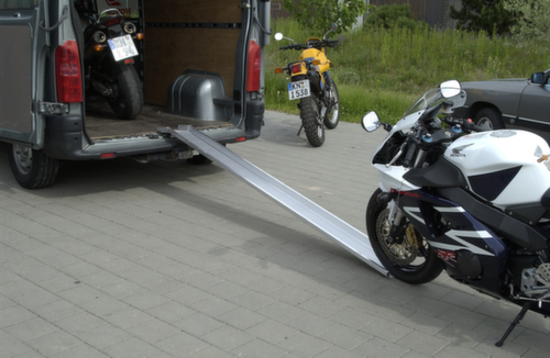 Lichte laadrail met oplegdeel en aanslaghoek