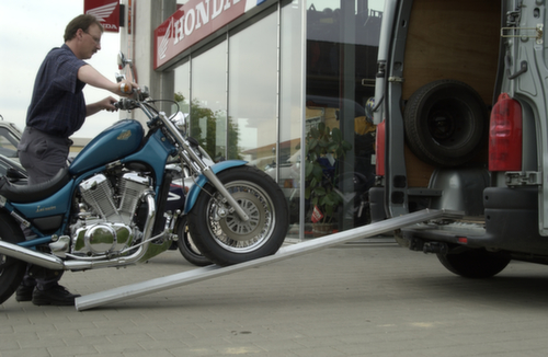 Lichte laadrail met oplegdeel en aanslaghoek