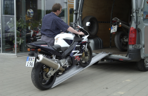 Lichte laadrail met oplegdeel en aanslaghoek