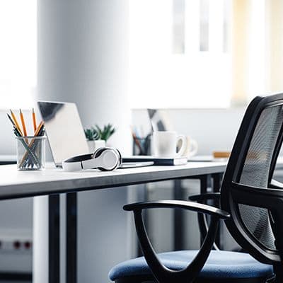 Ergonomischer Bürostuhl an einem modernen Büroarbeitsplatz mit Schreibtisch und Monitor