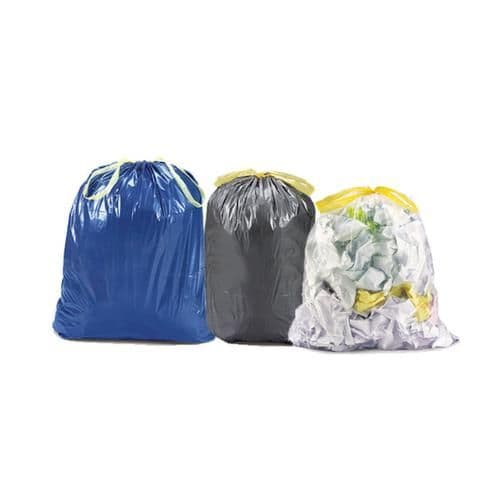 Verschiedene Müllsäcke für die getrennte Sammlung von Abfällen im Betrieb