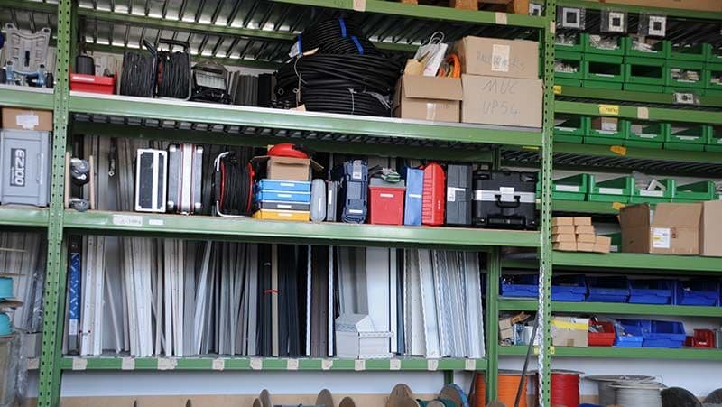 Weitspannregal im Lager mit Kisten, Werkzeug und Materialien zur übersichtlichen Lagerorganisation